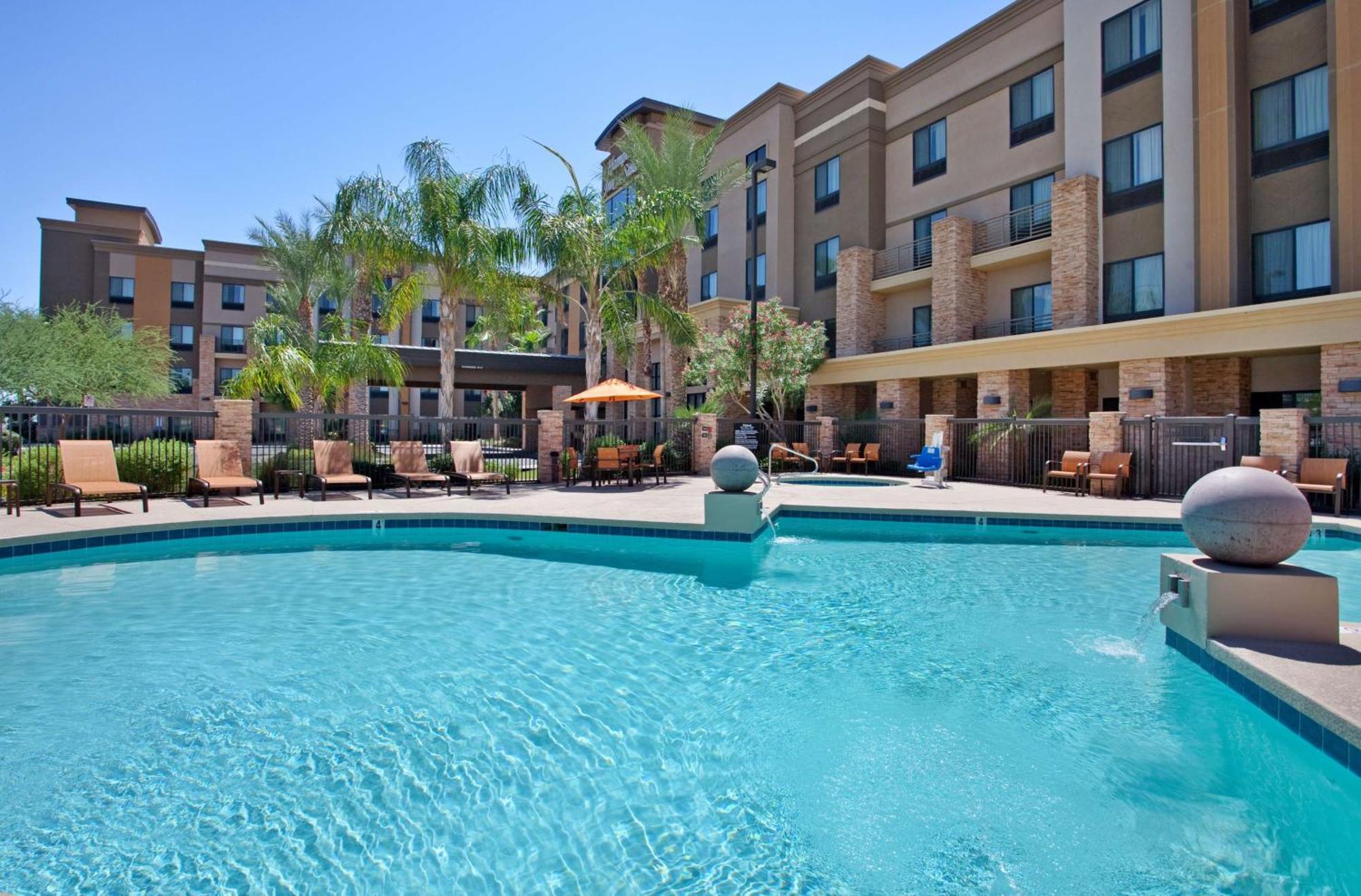 Hampton Inn&suites Phoenix Glendale-westgate 3*